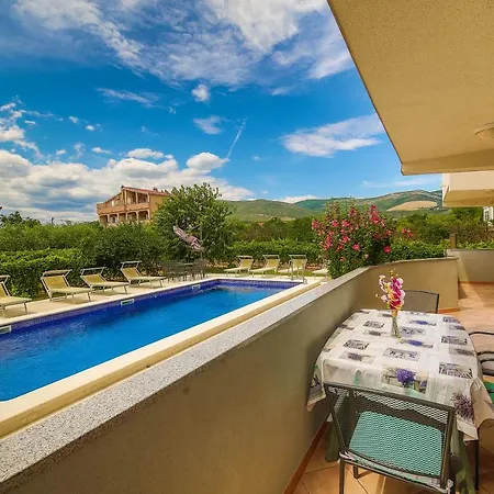 בית אירוח Poolside Escape