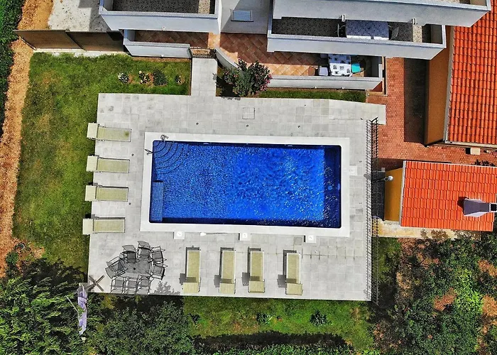 Poolside Escape * Каштела