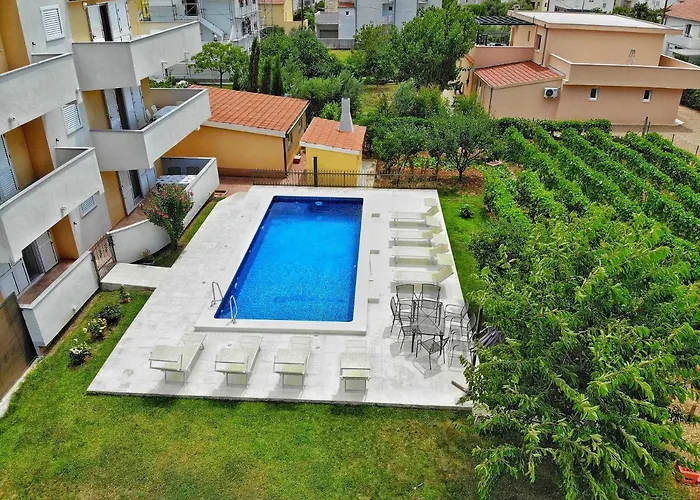 Poolside Escape Проживание в семье