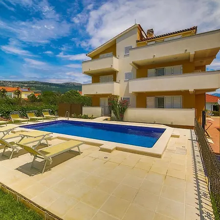 Poolside Escape Kastela