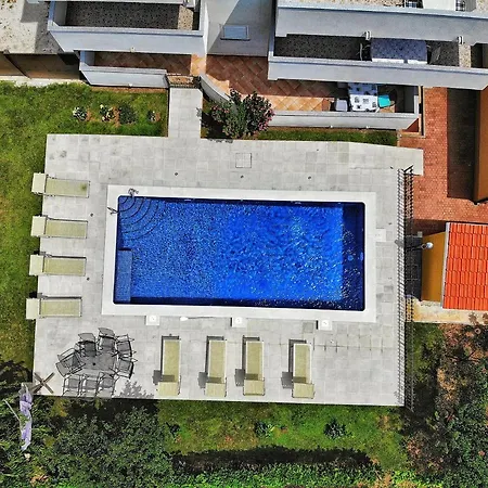 Poolside Escape * Kastela