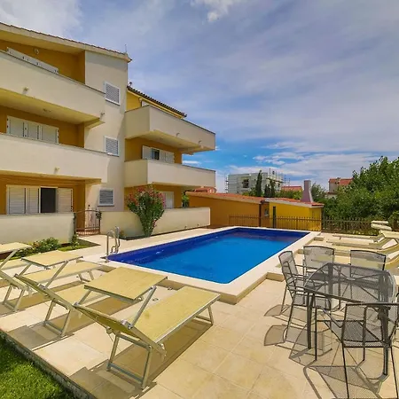 Homestay Poolside Escape
