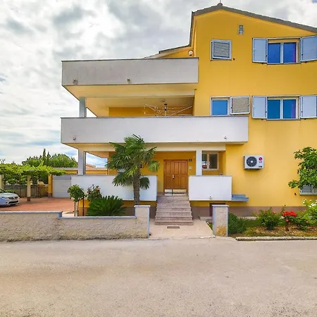 Poolside Escape Kastela