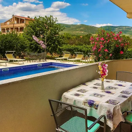 Poolside Escape Kastela