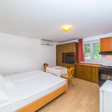 Poolside Escape Homestay Kastela