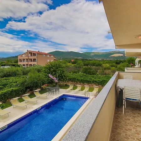 Poolside Escape Ostanak kod kuće Kastela