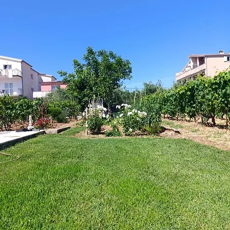 Poolside Escape Kastela