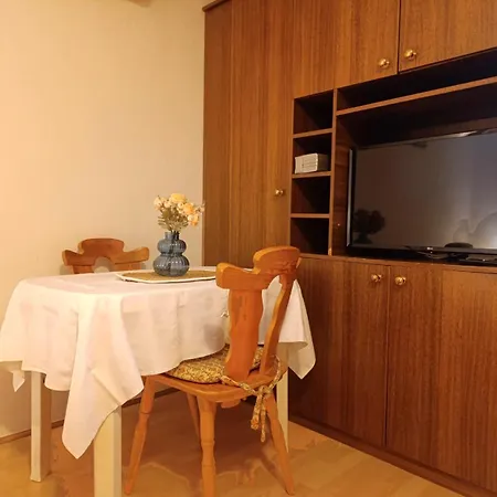 Privat bolig Poolside Escape *