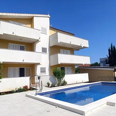 Poolside Escape Ostanak kod kuće *