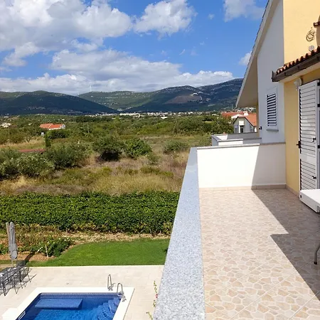 Poolside Escape * Kaštela